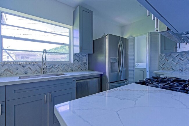 Building Photo - 372 W Dayton Cir