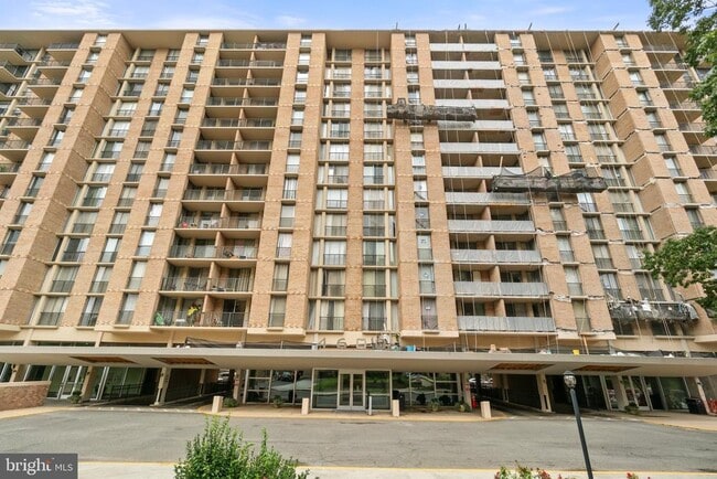 Building Photo - 4600 S Four Mile Run Dr