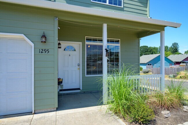 Building Photo - 3 bedroom 2.5 bath home- great location!