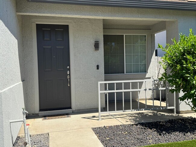 Building Photo - Clean Updated 3 Bedroom 2 Bathroom 1527 Sq...