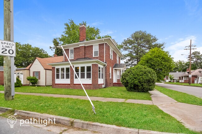 Building Photo - 2800 Somme Avenue