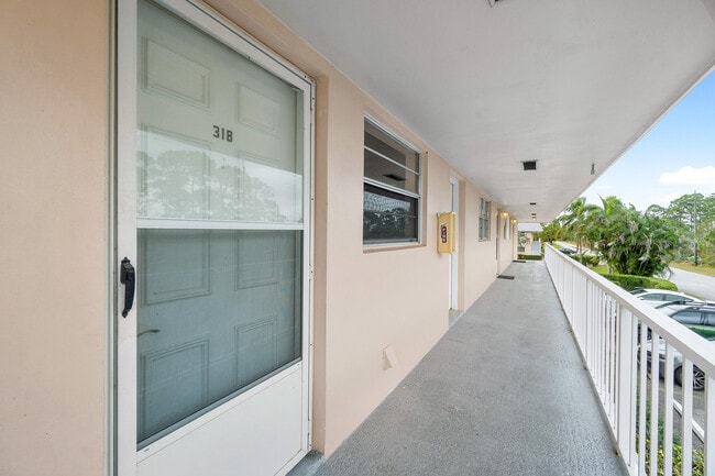 Building Photo - 18081 SE Country Club Dr
