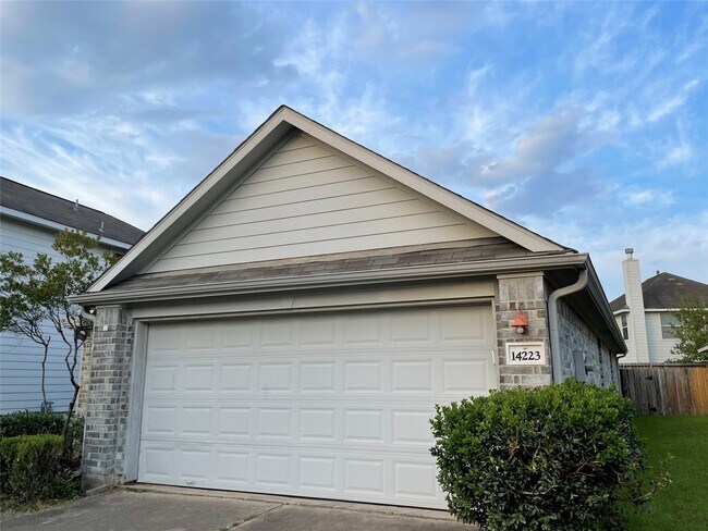 Foto del edificio - 14223 Bishop Bend Ln