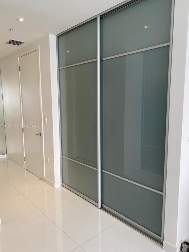 Foto del edificio - 18201 Collins Ave