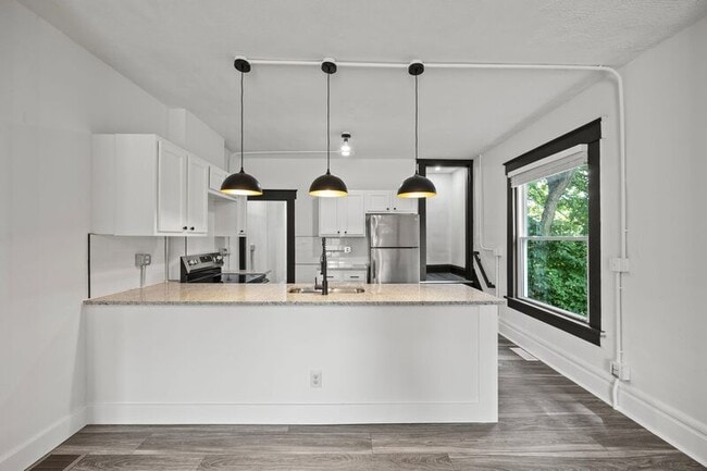 Building Photo - 945 E Whittier St