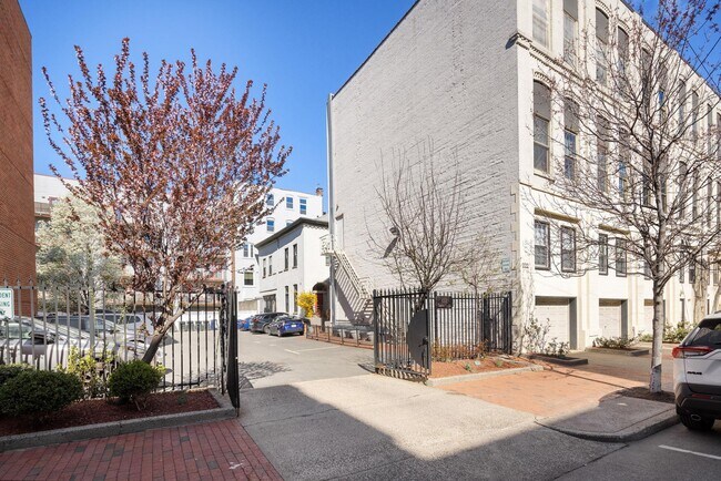 Foto del edificio - 222 Clinton St