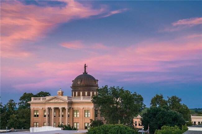 Building Photo - 810 S Rock St