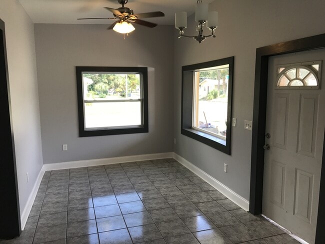 Building Photo - Large Remodeled Home Close to UT and Downtown
