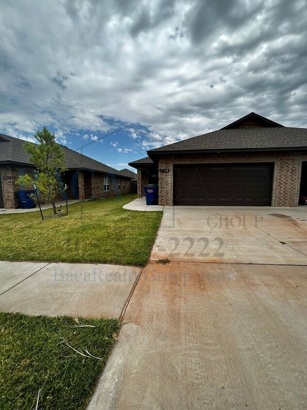 Move in Special 3BR 2BA duplex with 2 ca... House Rental in El Reno