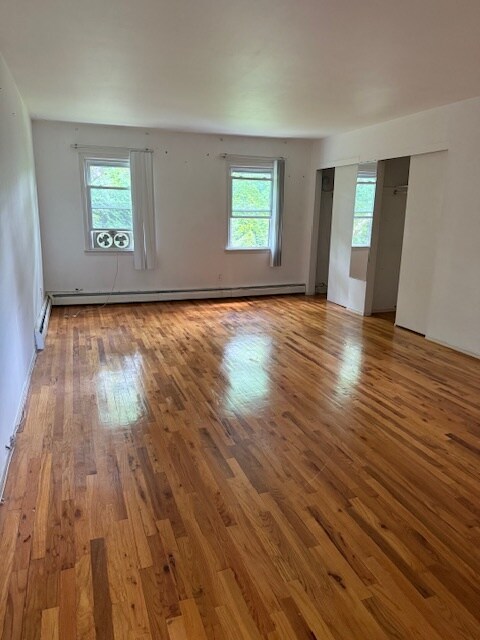 oversized bedroom - 1 Dix Cir