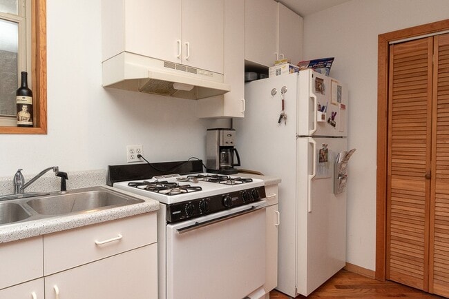 Building Photo - 1307 N Greenview Ave