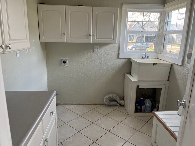 Building Photo - Charming Bungalow