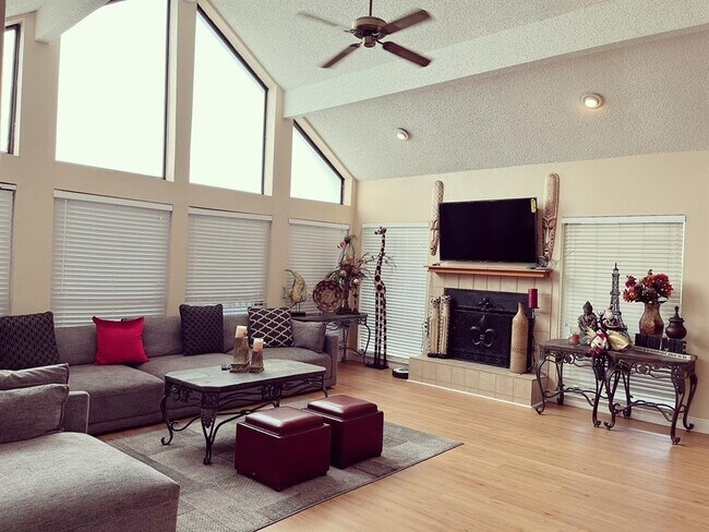 Building Photo - 215 Bay Colony Dr