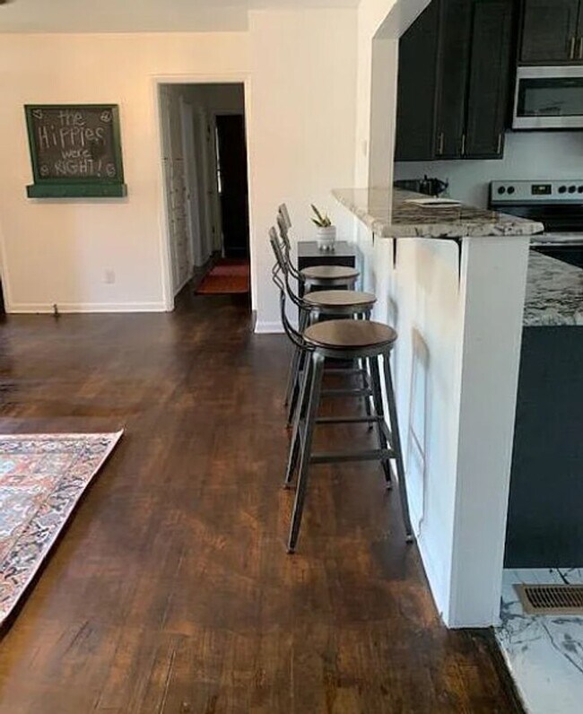 Foto del edificio - Completely Renovated 3 Bedroom close to OU Campus!! LAWNCARE INCLUDED!!