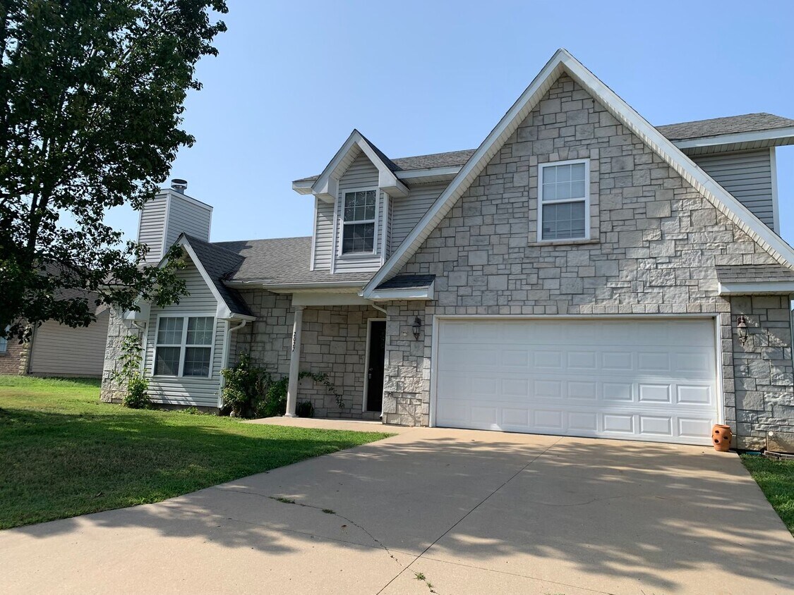 Primary Photo - Beautiful 3 bedroom, 2 bathroom home with ...