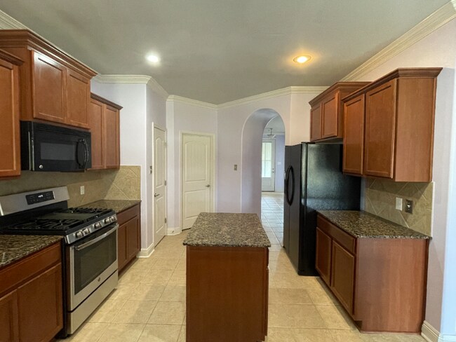 Building Photo - 214 Forest Grove Dr