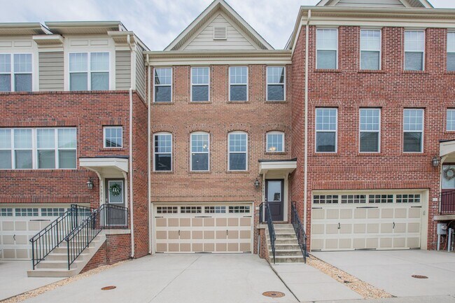 Building Photo - Lovely 3 BR/2.5 BA Townhome in Hanover!