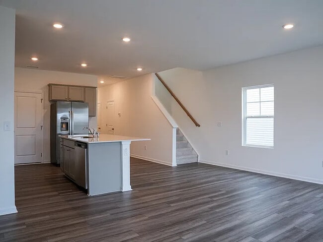 Building Photo - 469 Fran Dr