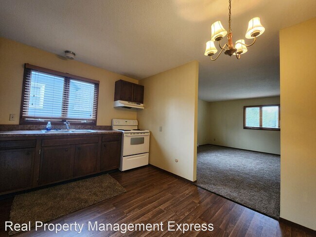 Building Photo - 2 br, 1 bath Apartment - Spacious 2 Bedroo...