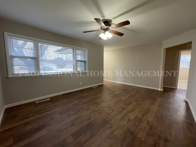 Foto del edificio - Charming 4-Bedroom Home with Large lot!