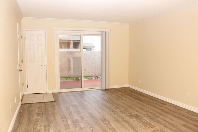 Building Photo - Beautiful 2B/2BA Condo with Two Reserved P...