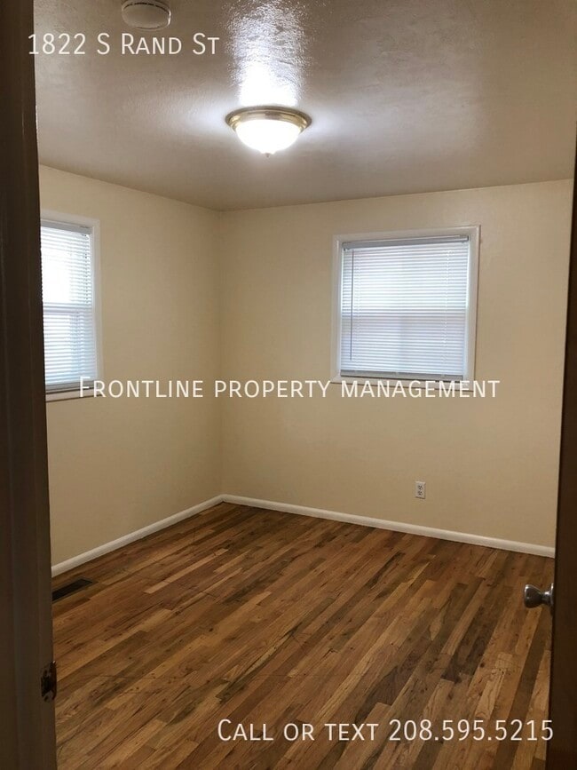 Building Photo - Great location in Mature Neighborhood