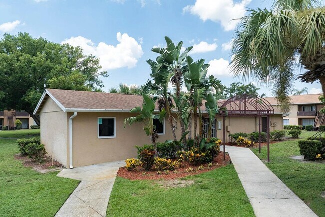 Bienvenido a Parc Place Villas Apartments, donde se combinan exuberantes paisajes y un estilo de vida moderno. Disfrute de amplios espacios al aire libre y vibrantes servicios comunitarios a solo unos pasos de su puerta. ¡Programe una visita hoy mismo para conocer su nuevo hogar! - Parc Place Villas Apartments