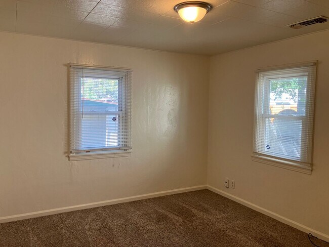 Building Photo - 2037 Miller Ave