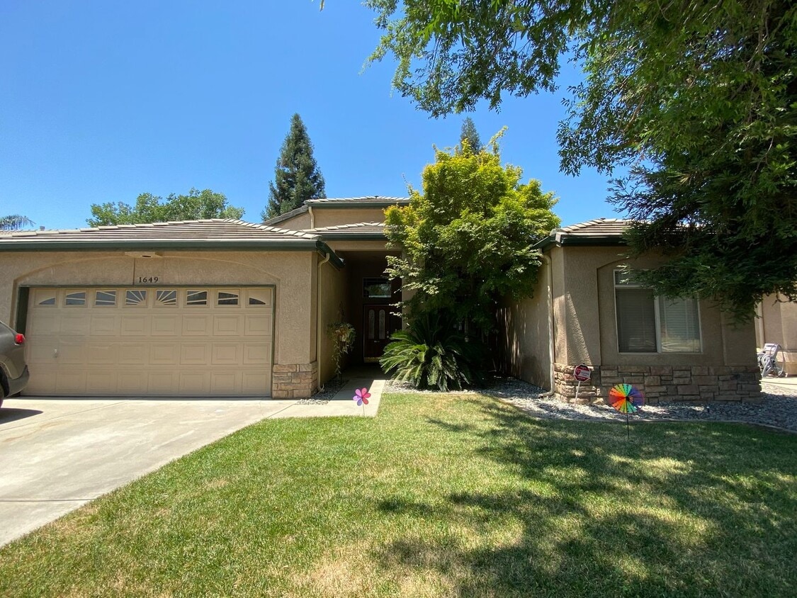 Building Photo - Charming home for rent in Visalia