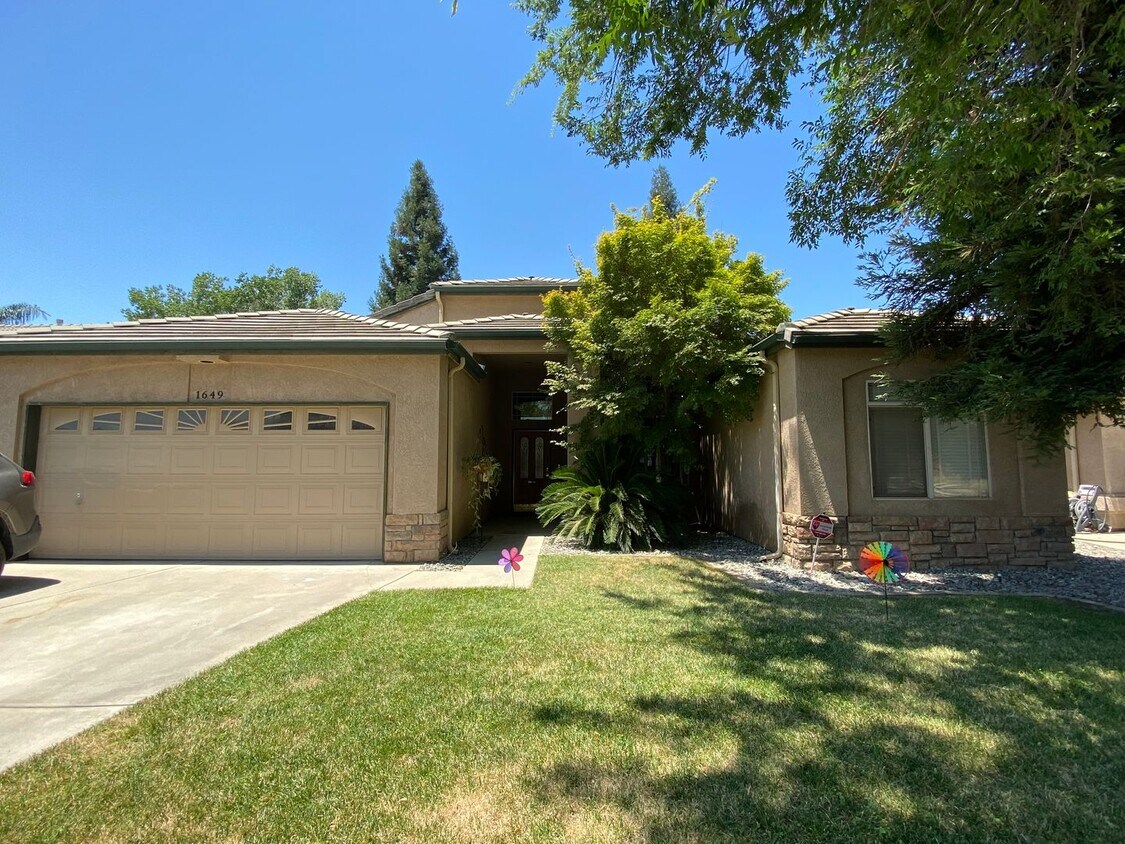 Foto del edificio - Charming home for rent in Visalia