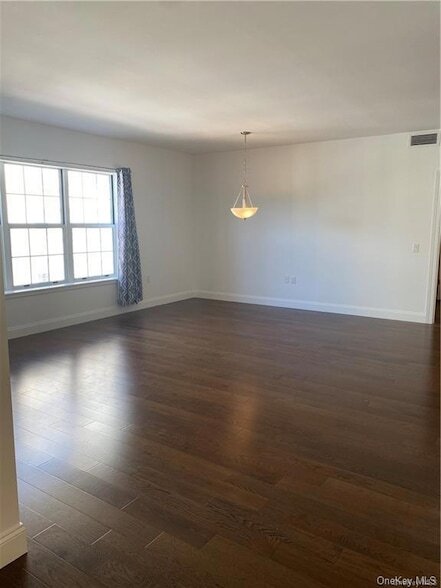 Foto del edificio - 10 Byron Place Unit 604