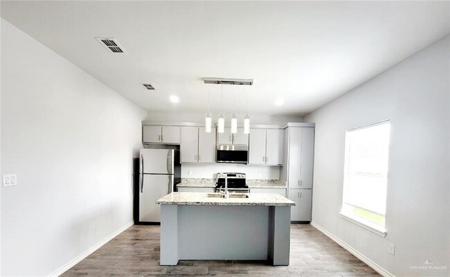 Building Photo - 801 Sunset Dr