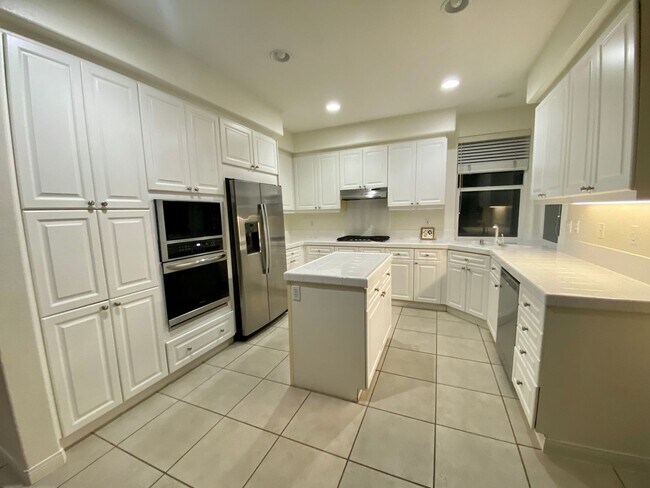Foto del edificio - Desirable 5br3 car garage executive home b...