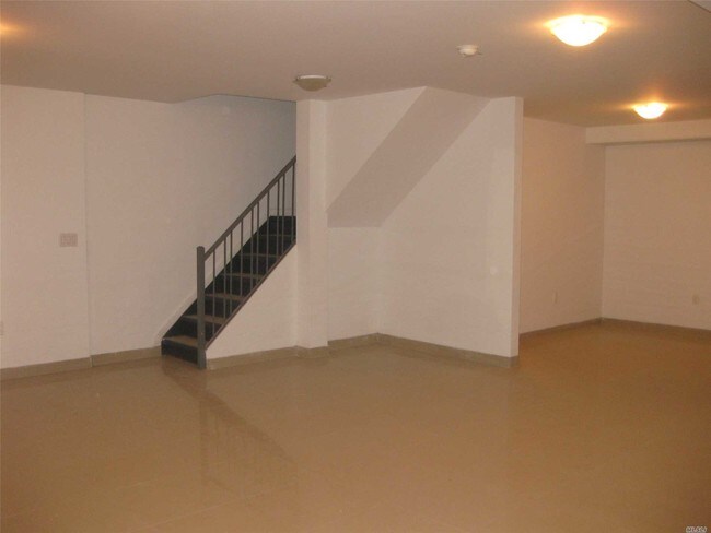 Building Photo - 104-64 39th Ave