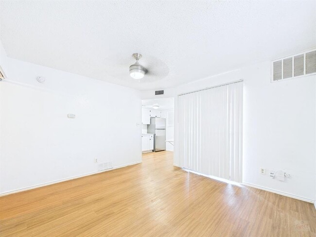 Foto del edificio - 2500 Burleson Rd