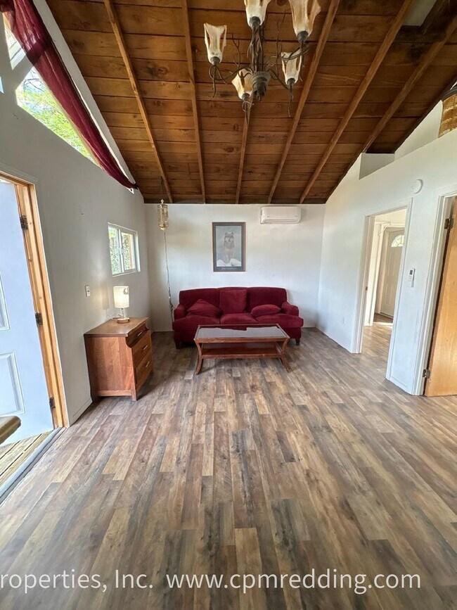 Foto del edificio - Updated 2-Bedroom House With Refrigerator & Vaulted Ceilings Available Now!