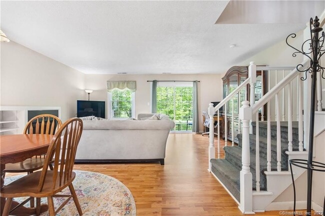 Foto del edificio - 714 Misty Meadow Ln