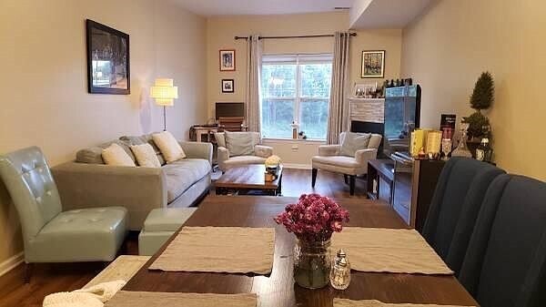 Liv / dining room - 886 Amboy Ave