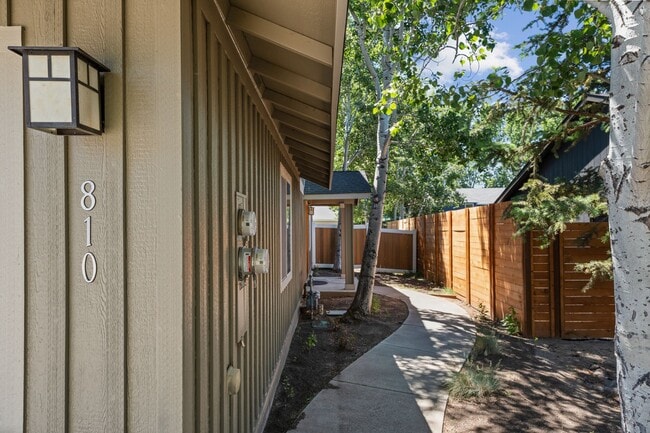 Building Photo - Newly updated townhome in beautiful Redmon...