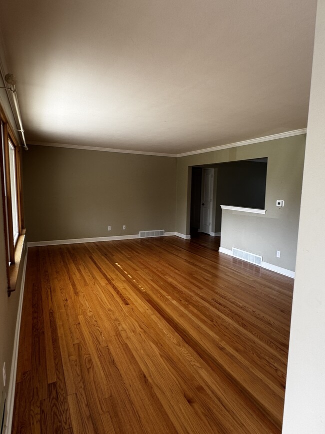 Building Photo - 615 Roland Ave