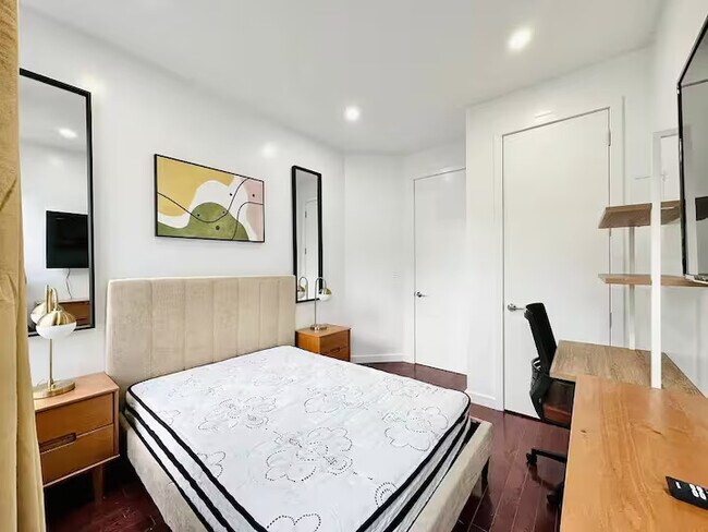 Building Photo - Crown Heights Room, HDTV, 24 min to Manhattan #537
