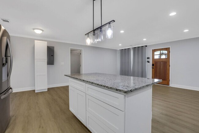 Building Photo - 3436 Pinehill Dr