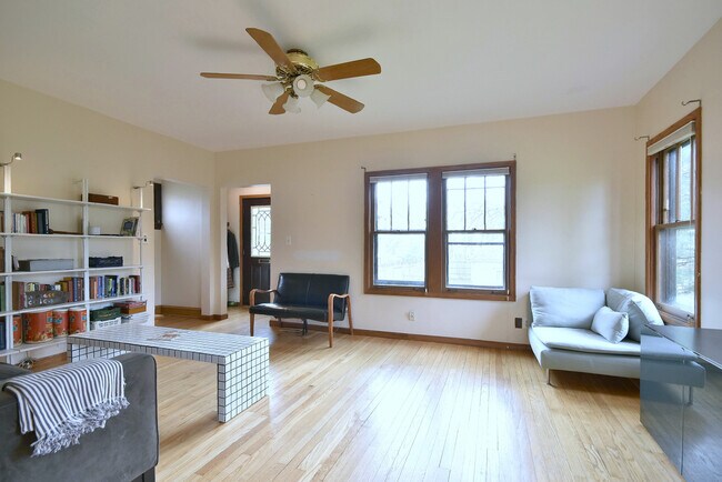 Building Photo - 6008 N Avondale Ave