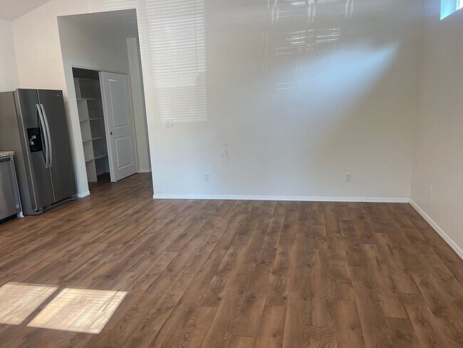 Foto del edificio - Price Reduced on this Newer home in The He...