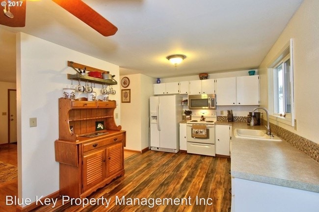 Building Photo - 3 br, 1 bath House - 23010  NE Pluss Road