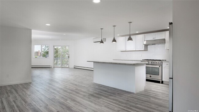 Building Photo - 150 E Shore Dr