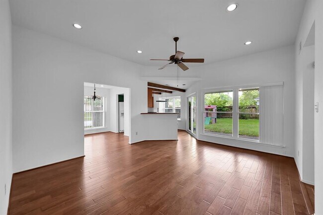 Building Photo - 2303 Whitelake Dr
