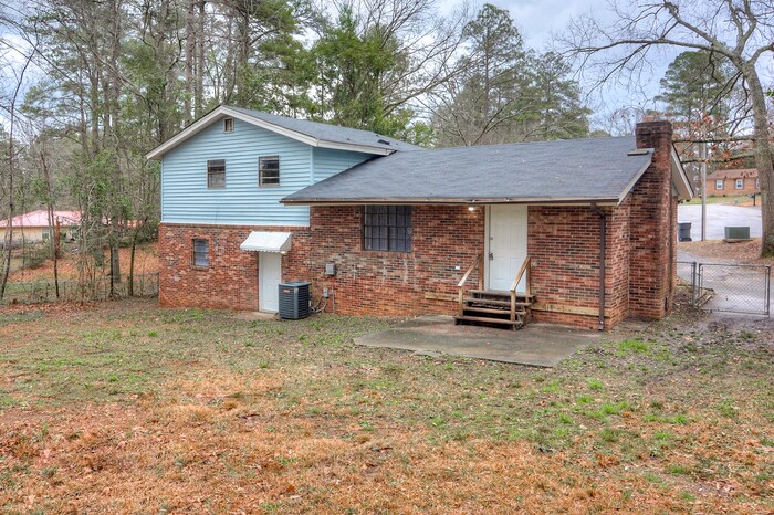 Building Photo - Beautiful Tri-Level Home
