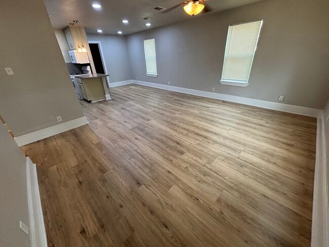 Building Photo - 505 Fort Clark Dr