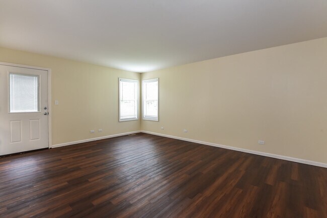 Building Photo - 2499 Deerfield Dr
